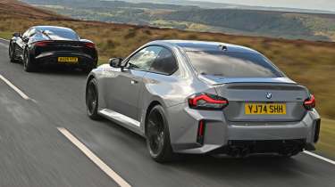 BMW M2 и Lotus Emira, вид сзади в движении